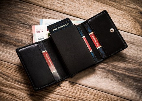 Skórzany portfel męski z zapięciem i ochroną kart RFID - Peterson Skórzany portfel męski z zapięciem i ochroną kart RFID - Peterson