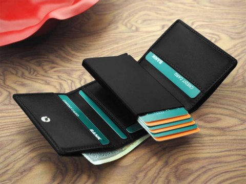 Skórzany portfel męski z zapięciem i ochroną kart RFID - Peterson Skórzany portfel męski z zapięciem i ochroną kart RFID - Peterson