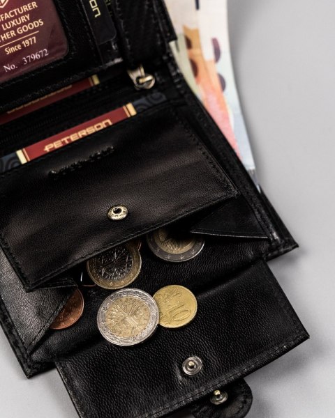 Klasyczny, skórzany portfel męski z zapinką - Peterson Klasyczny, skórzany portfel męski z zapinką - Peterson