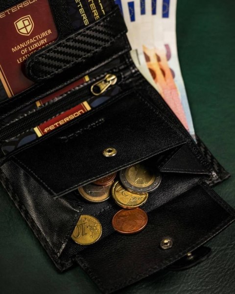 Skórzany portfel męski w orientacji pionowej zamykany na zatrzask - Peterson Skórzany portfel męski w orientacji pionowej zamykany na zatrzask - Peterson