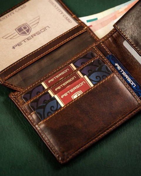 Męski portfel ze skóry naturalnej z systemem RFID - Peterson Męski portfel ze skóry naturalnej z systemem RFID - Peterson