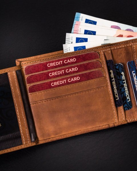 Skórzany portfel męski na karty z zabezpieczeniem RFID Protect - Peterson Skórzany portfel męski na karty z zabezpieczeniem RFID Protect - Peterson