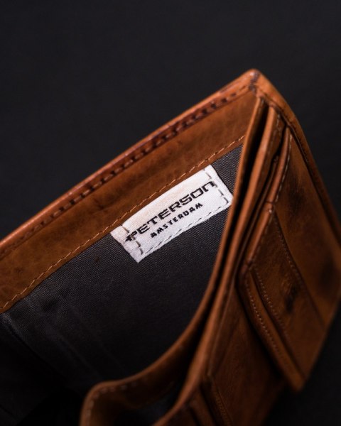 Skórzany portfel męski na karty z zabezpieczeniem RFID Protect - Peterson Skórzany portfel męski na karty z zabezpieczeniem RFID Protect - Peterson