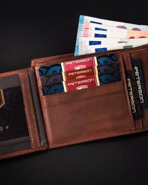 Skórzany portfel męski na karty z zabezpieczeniem RFID Protect - Peterson Skórzany portfel męski na karty z zabezpieczeniem RFID Protect - Peterson