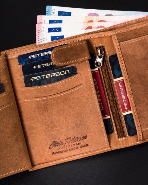 Skórzany portfel męski z systemem RFID Protect - Peterson Skórzany portfel męski z systemem RFID Protect - Peterson