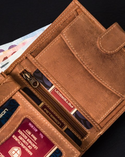 Portfel męski z wysokojakościowej skóry naturalnej z systemem RFID Protect - Peterson Portfel męski z wysokojakościowej skóry naturalnej z systemem RFID Protect - Peterson