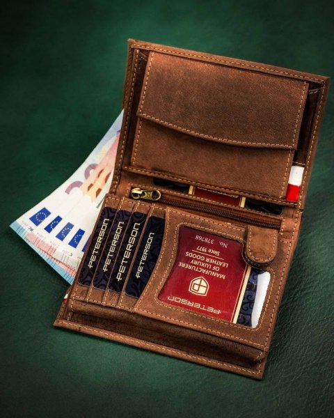 Skórzany portfel męski z motywem patriotycznym - Peterson Skórzany portfel męski z motywem patriotycznym - Peterson