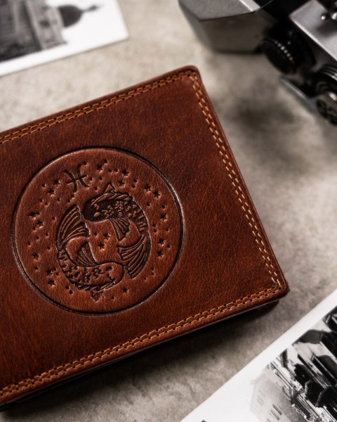 Duży, skórzany portfel męski z tłoczeniem przedstawiającym znak zodiaku - Peterson Duży, skórzany portfel męski z tłoczeniem przedstawiającym znak zodiaku - Peterson