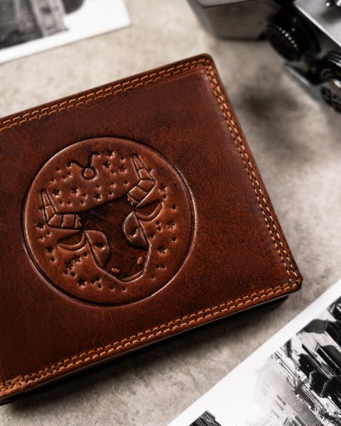 Duży, skórzany portfel męski z tłoczeniem przedstawiającym znak zodiaku - Peterson Duży, skórzany portfel męski z tłoczeniem przedstawiającym znak zodiaku - Peterson