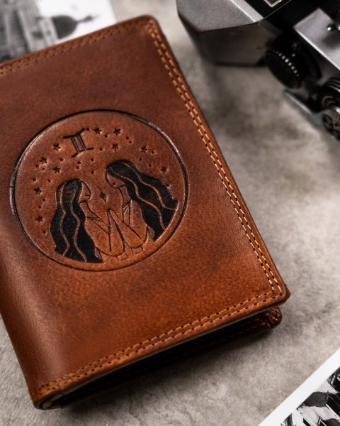 Duży, skórzany portfel męski z wytłoczonym znakiem zodiaku - Peterson Duży, skórzany portfel męski z wytłoczonym znakiem zodiaku - Peterson