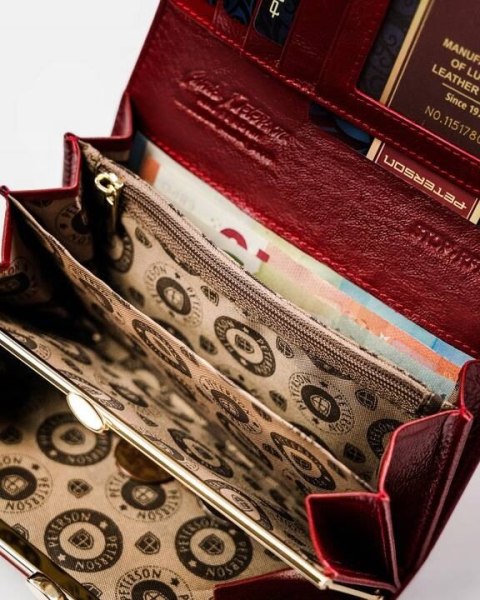 Zestaw prezentowy: skórzany portfel damski na zatrzask i woda perfumowana Velvet - Peterson Zestaw prezentowy: skórzany portfel damski na zatrzask i woda perfumowana Velvet - Peterson