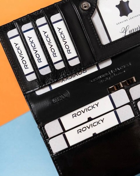 Elegancki, skórzany portfel damski na zatrzask - Lorenti Elegancki, skórzany portfel damski na zatrzask - Lorenti