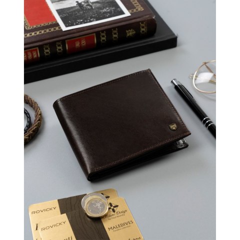 Elegancki, skórzany portfel męski w kolorze brązowym z systemem RFID - Rovicky Elegancki, skórzany portfel męski w kolorze brązowym z systemem RFID - Rovicky