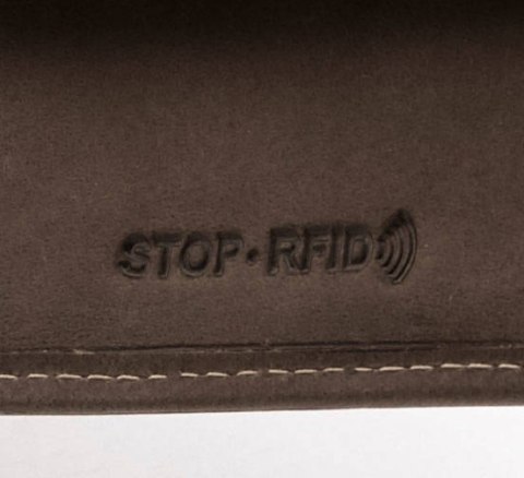 Skórzany portfel z zapinką i ochroną kart RFID — Peterson Skórzany portfel z zapinką i ochroną kart RFID — Peterson