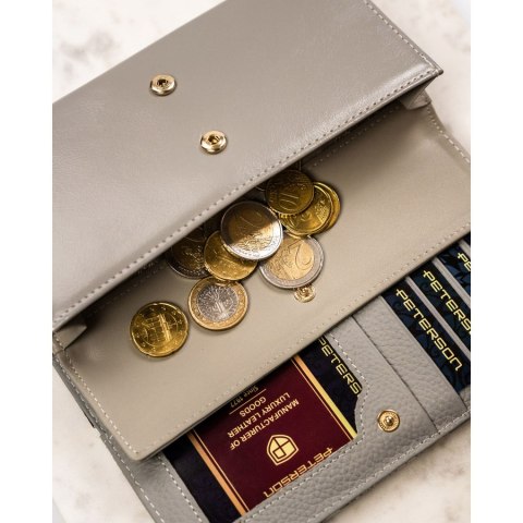 Portfel ze skóry naturalnej w kwiatowy wzór zamykany zatrzaskiem - Peterson Portfel ze skóry naturalnej w kwiatowy wzór zamykany zatrzaskiem - Peterson