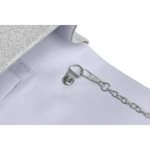 Srebrna kopertówka damska z tkaniny syntetycznej zawieszona na eleganckim łańcuszku - Rovicky Srebrna kopertówka damska z tkaniny syntetycznej zawieszona na eleganckim łańcuszku - Rovicky