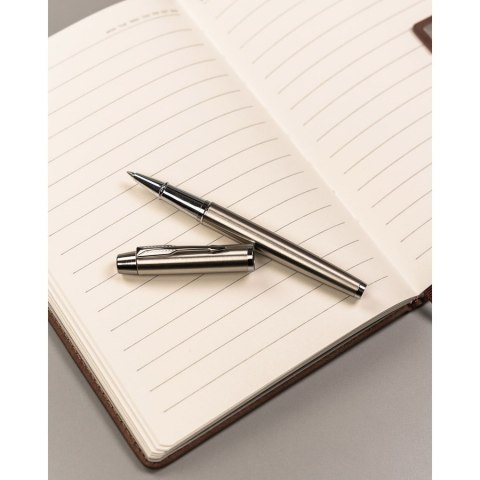 Zestaw prezentowy: brązowy notes A5 w linie i długopis z czarnym wkładem - Peterson Zestaw prezentowy: brązowy notes A5 w linie i długopis z czarnym wkładem - Peterson