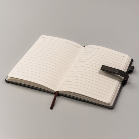 Zestaw prezentowy: czarny notes A5 w linie i długopis z czarnym wkładem - Peterson Zestaw prezentowy: czarny notes A5 w linie i długopis z czarnym wkładem - Peterson