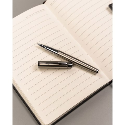 Zestaw prezentowy: czarny notes A5 w linie i długopis z czarnym wkładem - Peterson Zestaw prezentowy: czarny notes A5 w linie i długopis z czarnym wkładem - Peterson