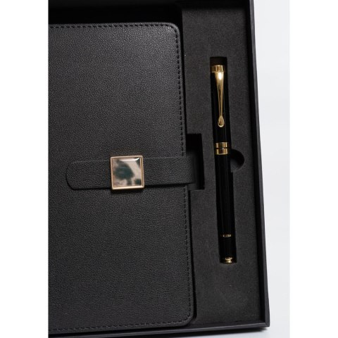 Zestaw prezentowy: czarny notes w linie z magnetycznym zapięciem i długopis z czarnym wkładem - Peterson Zestaw prezentowy: czarny notes w linie z magnetycznym zapięciem i długopis z czarnym wkładem - Peterson