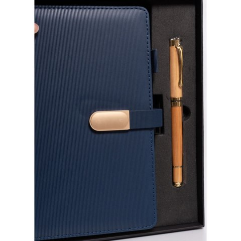 Zestaw prezentowy: elegancki, granatowy notes A5 w linie i długopis z czarnym wkładem - Peterson Zestaw prezentowy: elegancki, granatowy notes A5 w linie i długopis z czarnym wkładem - Peterson