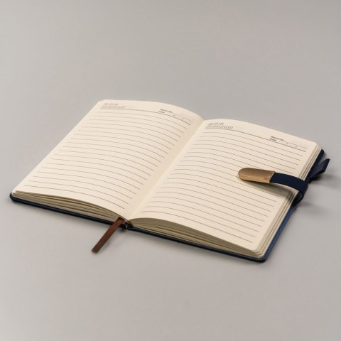 Zestaw prezentowy: elegancki, granatowy notes A5 w linie i długopis z czarnym wkładem - Peterson Zestaw prezentowy: elegancki, granatowy notes A5 w linie i długopis z czarnym wkładem - Peterson