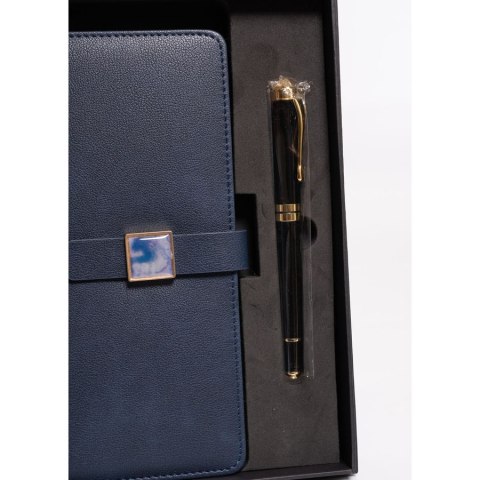 Zestaw prezentowy: granatowy notes w linie i czarny długopis z czarnym wkładem - Peterson Zestaw prezentowy: granatowy notes w linie i czarny długopis z czarnym wkładem - Peterson