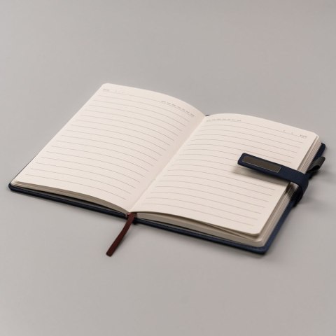 Zestaw prezentowy: notes A5 w granatowym kolorze w linie i długopis z czarnym wkładem - Peterson Zestaw prezentowy: notes A5 w granatowym kolorze w linie i długopis z czarnym wkładem - Peterson