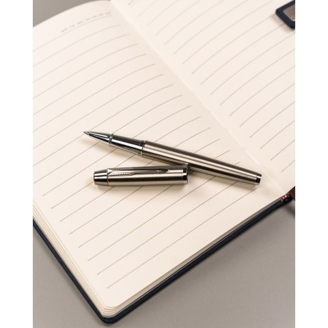 Zestaw prezentowy: notes A5 w granatowym kolorze w linie i długopis z czarnym wkładem - Peterson Zestaw prezentowy: notes A5 w granatowym kolorze w linie i długopis z czarnym wkładem - Peterson