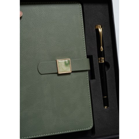 Zestaw prezentowy: zielony notes z magnetycznym zapięciem i czarny długopis z czarnym wkładem - Peterson Zestaw prezentowy: zielony notes z magnetycznym zapięciem i czarny długopis z czarnym wkładem - Peterson