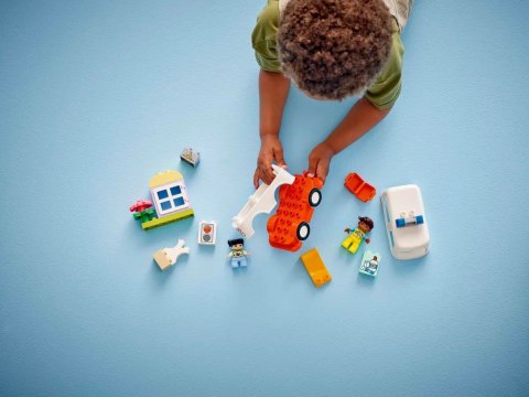 LEGO DUPLO TOWN 10447 Karetka z kierowcą LEGO DUPLO TOWN 10447 Karetka z kierowcą