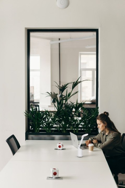 Nowoczesna lampka na biurko LED Activejet FUTURE biała z wbudowaną baterią akumulatorem wielokrotnego ładowania Nowoczesna lampka na biurko LED Activejet FUTURE biała z wbudowaną baterią akumulatorem wielokrotnego ładowania