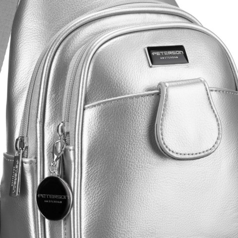 Modna srebrna saszetka damska z eko skóry nerka na ramię crossbody Peterson Modna srebrna saszetka damska z eko skóry nerka na ramię crossbody Peterson