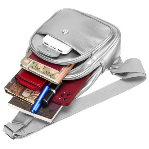 Modna srebrna saszetka damska z eko skóry nerka na ramię crossbody Peterson Modna srebrna saszetka damska z eko skóry nerka na ramię crossbody Peterson