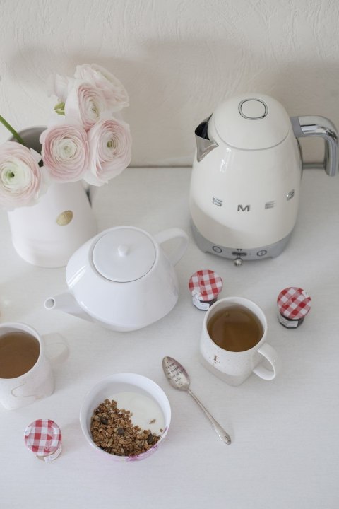Czajnik elektryczny SMEG KLF04CREU kremowy Czajnik elektryczny SMEG KLF04CREU kremowy