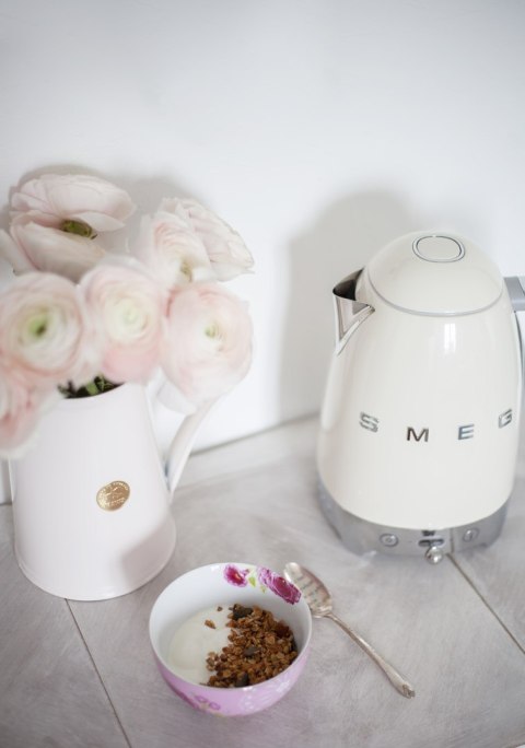 Czajnik elektryczny SMEG KLF04CREU kremowy Czajnik elektryczny SMEG KLF04CREU kremowy