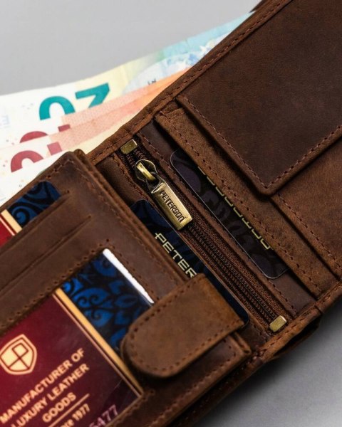 Duży, skórzany portfel męski z ozdobnym tłoczeniem - Peterson Duży, skórzany portfel męski z ozdobnym tłoczeniem - Peterson