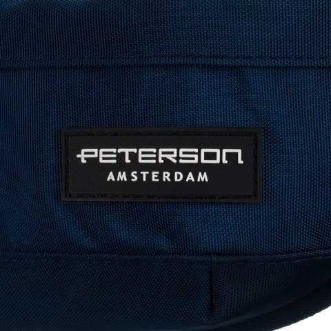 Granatowa, sportowa i pojemna saszetka z poliestru ze stylowym karabińczykiem - Peterson Granatowa, sportowa i pojemna saszetka z poliestru ze stylowym karabińczykiem - Peterson