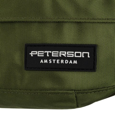 Praktyczna, pojemna saszetka z poliestru w zielonym kolorze, zamykana suwakiem ze stylowym karabińczykiem - Peterson Praktyczna, pojemna saszetka z poliestru w zielonym kolorze, zamykana suwakiem ze stylowym karabińczykiem - Peterson