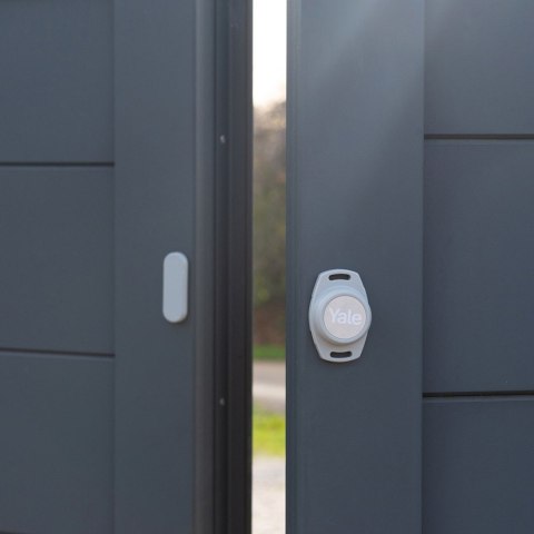 Yale Inteligentny sterownik do bram 1x Smart Opener , 1x Door Position Sensor, 2x Dodatkowy kabel, 2x Taśma instalacyjna